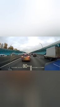 Видео от подписчика:
В Москве водительница автомобиля не собиралась пропускать машину скорой помощи