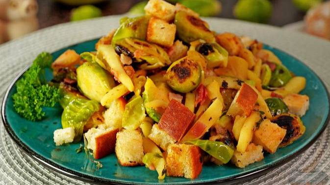 Питательный и небанальный. САЛАТ С БРЮССЕЛЬСКОЙ КАПУСТОЙ И БЕКОНОМ