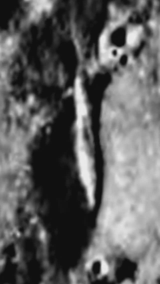 Огромный объект длиной более 3 км на поверхности Луны, возле кратера Ижак (улучшенная версия)