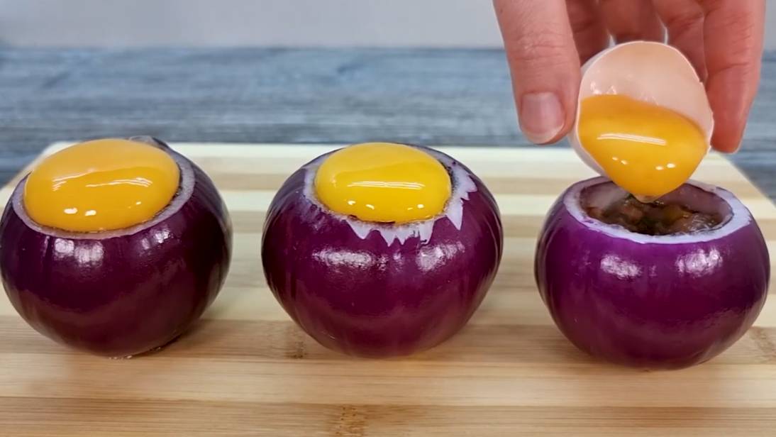 Фаршированный лук с сыром и яйцом это потрясающий и быстрый завтрак для всей семьи!