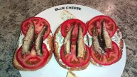 Давно забытые, многими любимые бутерброды со шпротами, соусом с зеленью, чесноком и помидорами.