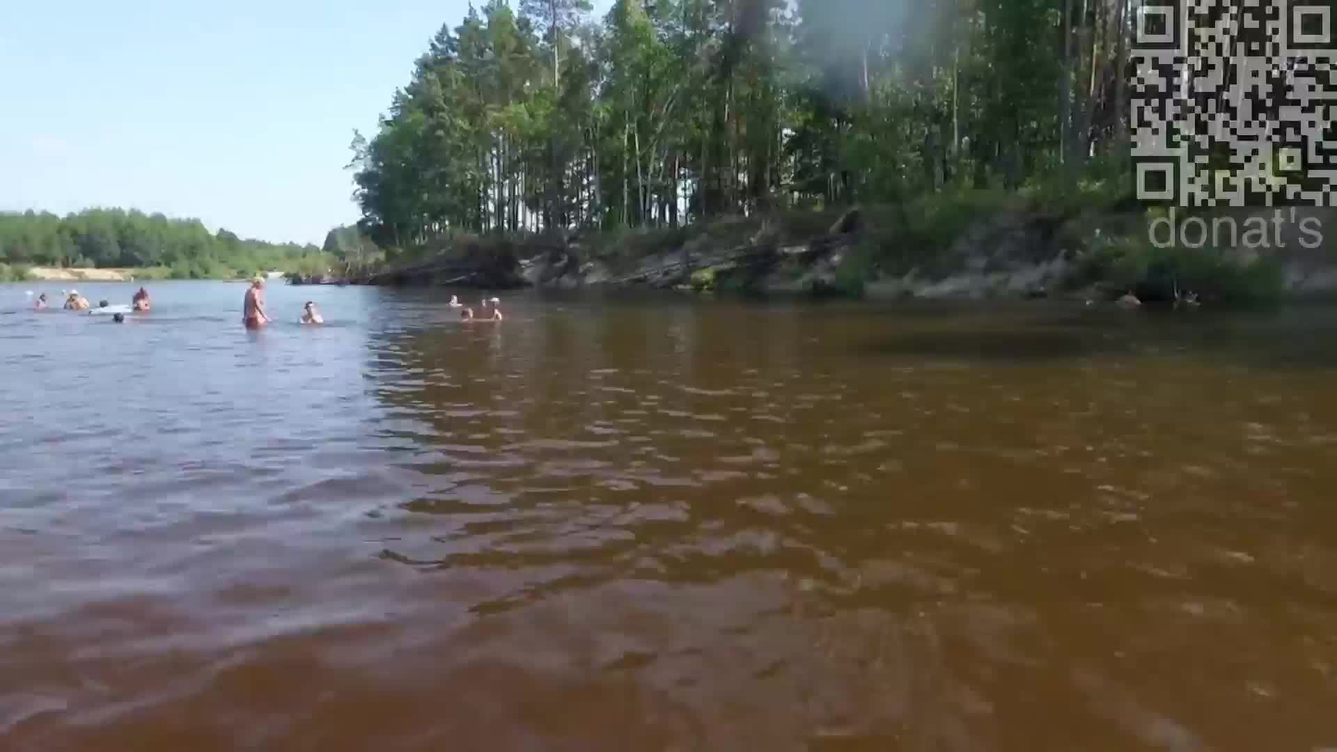Райское место. Люди загорают