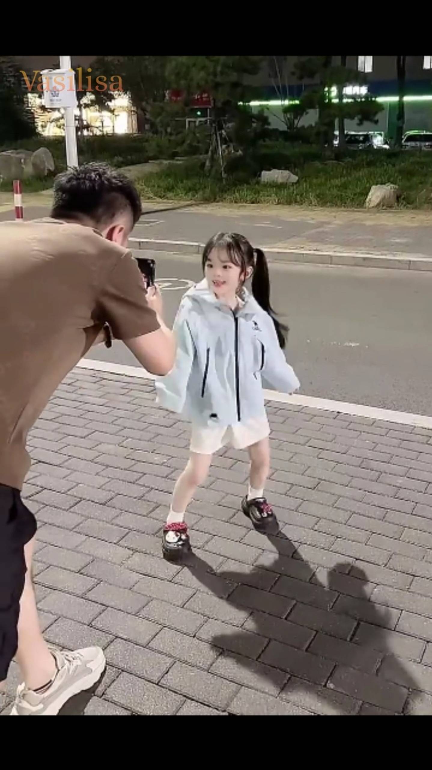 Маленькая девочка танцует 🥰