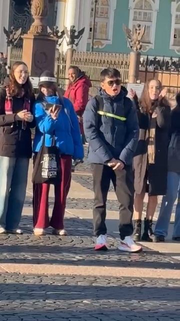 Хит Цоя на китайском на Дворцовой площади в Санкт-Петербурге