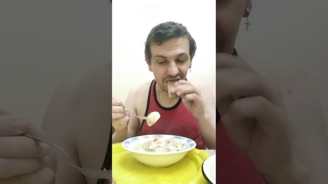 Обжор мукбанг, пельмени Останкинские с ложкой, овощной салат