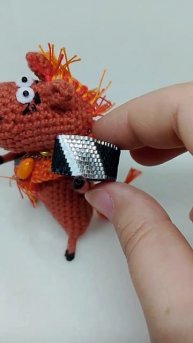 Лошадка Игогоша с кожанной сумкой с кленовыми листьями и колечком "Монохром".