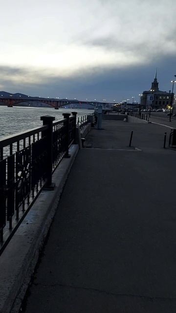 Набережная реки Енисей в центре города Красноярска