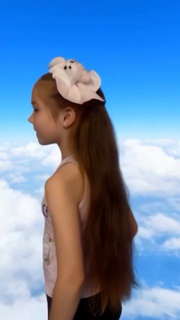 Лёгкая и красивая причёска для девочки на Хеллоуин .