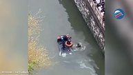 Спас жизнь, пока другие смотрели: мужчина вытащил водителя, затонувшего в реке вместе с машиной