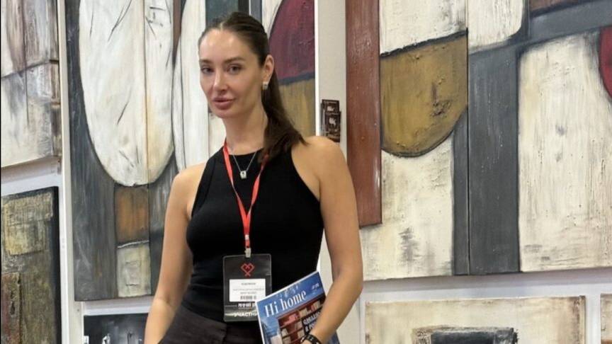 Художник Виктория Марченко на интерьерной выставке "Русский дом"