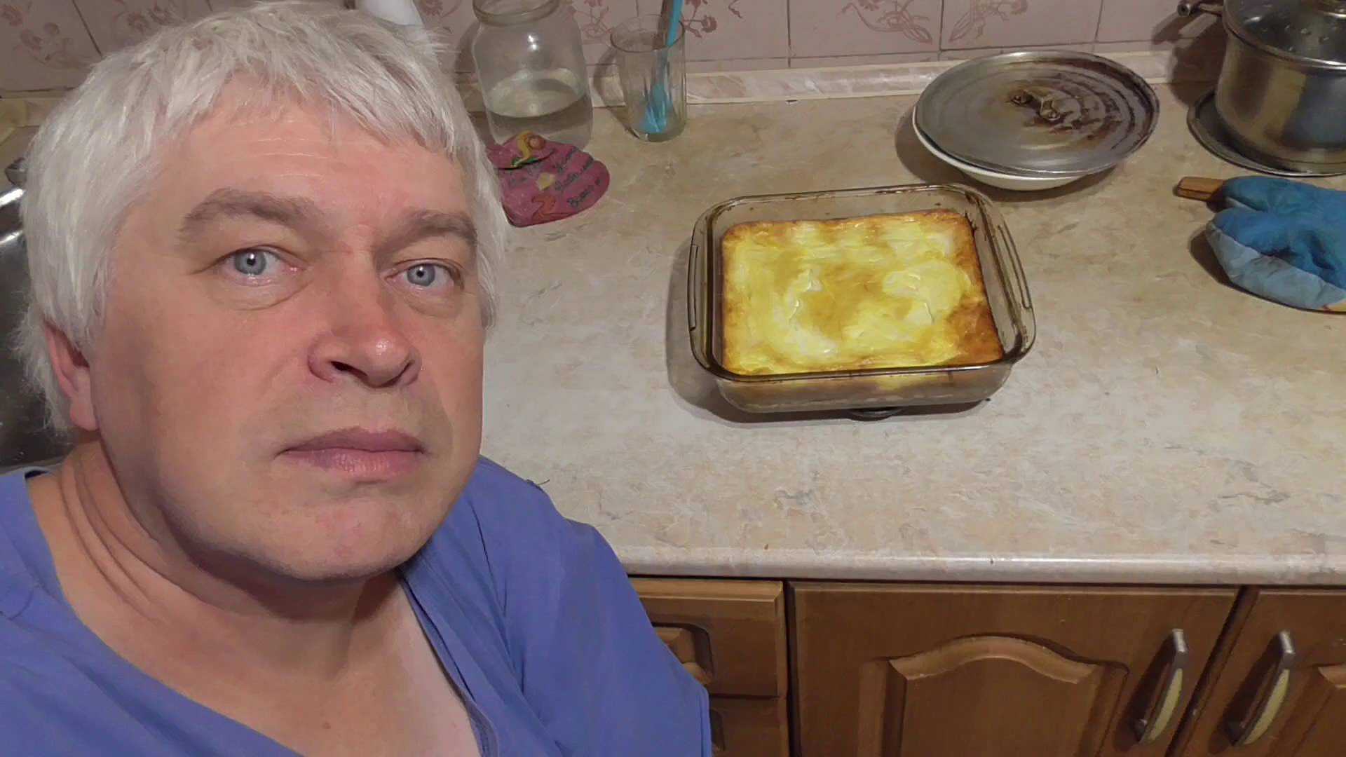Геннадий Горин и творожная запеканка на столе