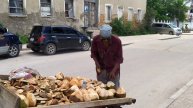 Покупаем кокосики у продавца в городе!