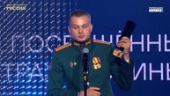 Номинация «Свои люди»: Артур Орлов вручил награду лауреату премии «ШУМ»