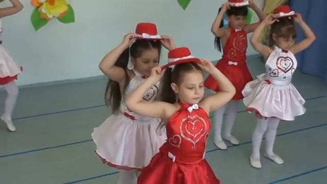 Танец со шляпками