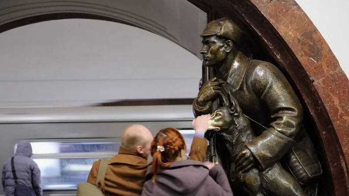 Как на станции метро ПЛОЩАДЬ РЕВОЛЮЦИИ. Москва. КАРЛОВ МОСТ. Прага. Чехия. 2008 год. Апрель.