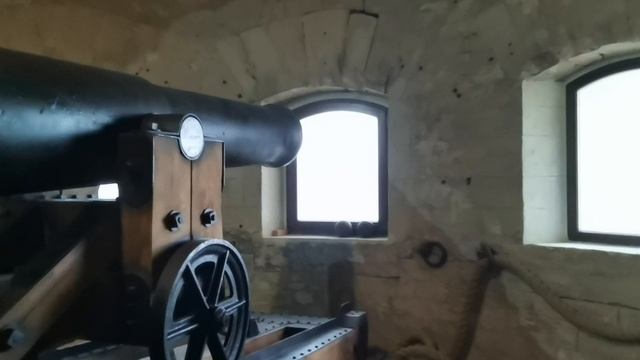 Однопудовый единорог, обр. 1838г. на Михайловской батареи Севастополя.