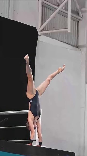 Прыжок в воду с платформы