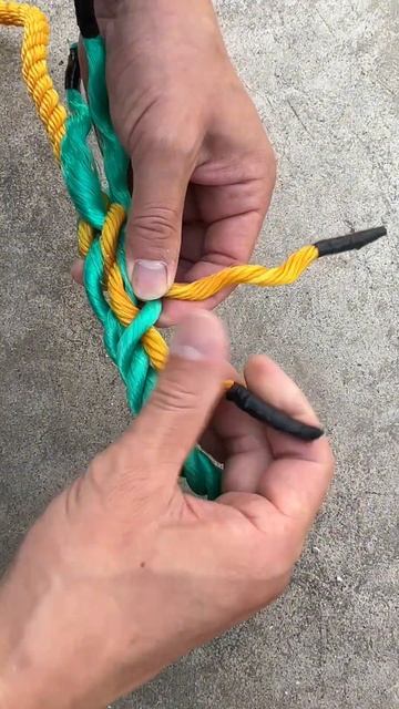 Вставьте три пряди веревки