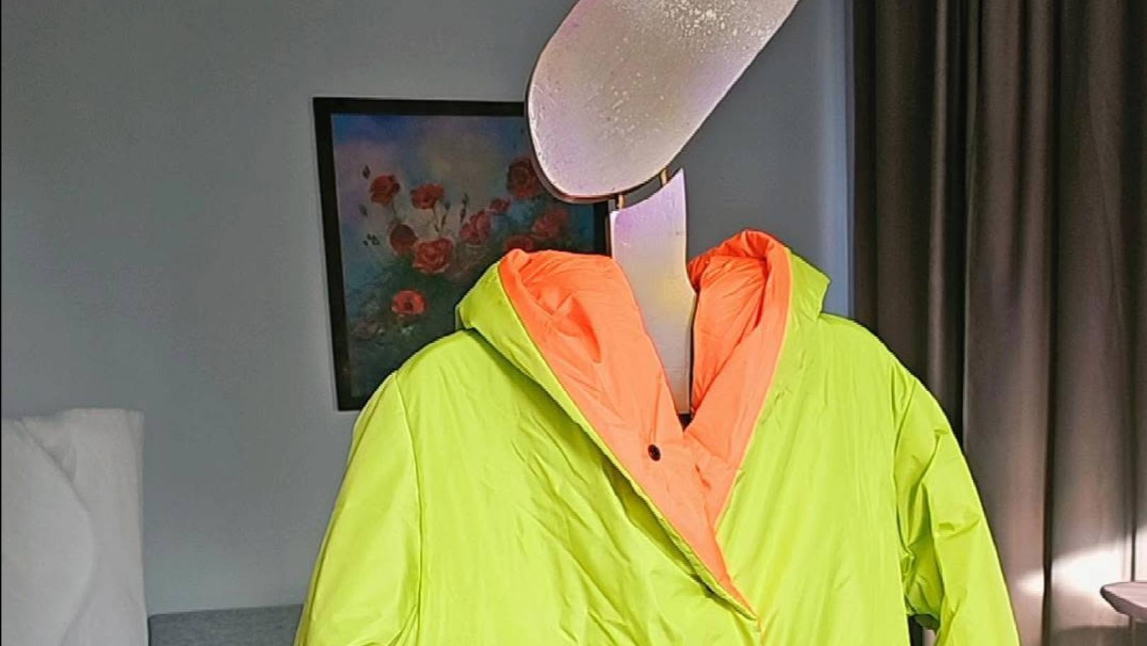 Салатовое пальто с оранжевыми вставками