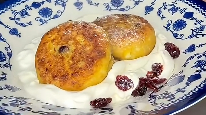 Необычные, но вкусные СЫРНИКИ..🍶🍒😋 Рецепт ⤵️