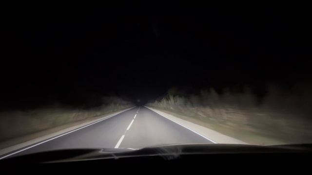 Красивая осенняя дорого с моря на машине домой.