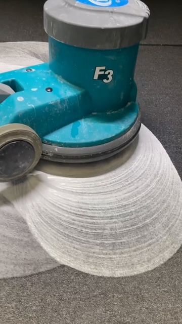 В одном из офисов Мурманска провели роторно-экстракторную чистку ковролина.