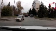 Кто кого здесь должен пропустить