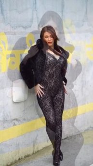 Модель показывает боди. Уникальный контент, оригинал.