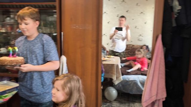 Близняшки на дне рождения