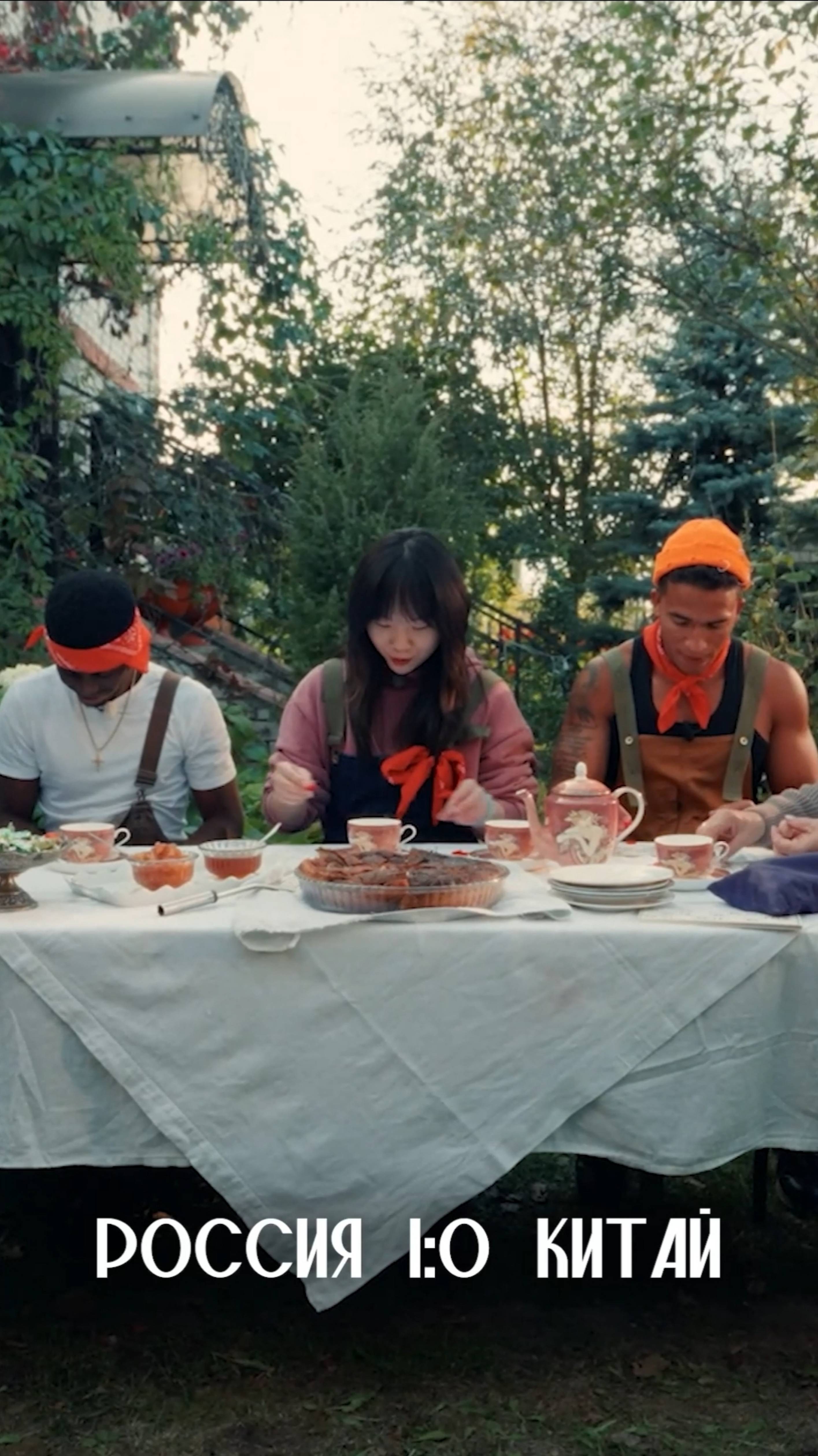 Иностранцы играют с русской бабушкой в лото