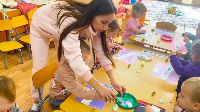 Занятие по аппликации «Кружочки катятся по дорожке» (3 года)