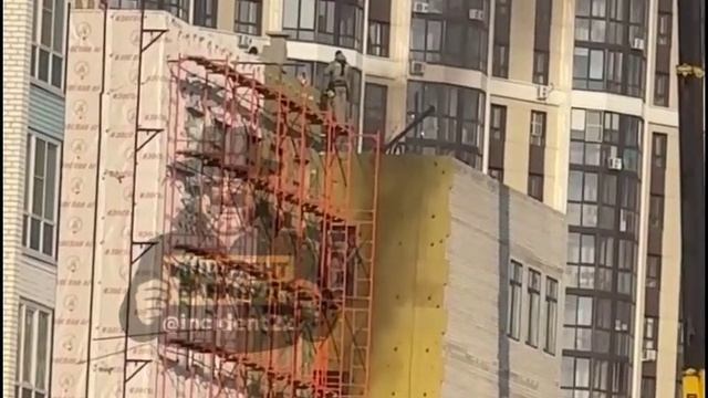 Дым от пожара в строящейся школе в Барнауле