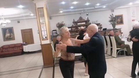 Моему партнеру по танцу за 90. Возраст это просто цифра.
#танец
#возраст
#танцпол
#дискотека