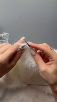 Закрываем центральные петли горловины по спинке