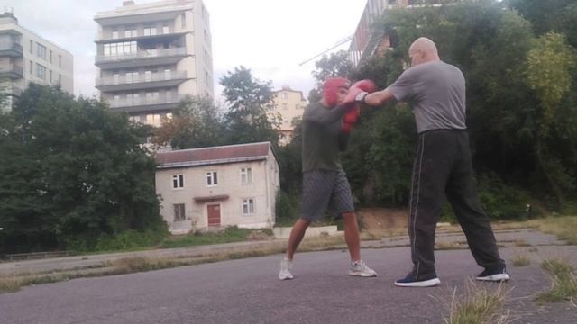 Боковий лівий зі стрибка: навчаємось бити