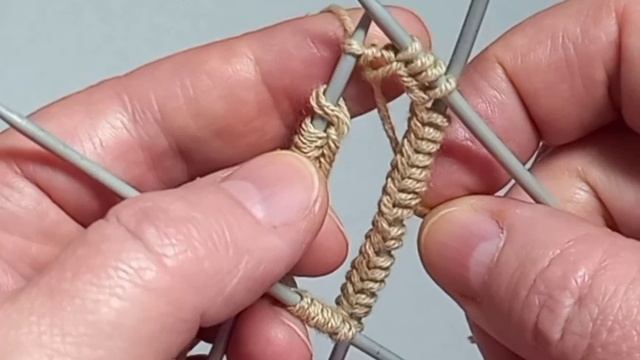 распределяем петли на 4 спицы. соединяем в кольцо петли спицами