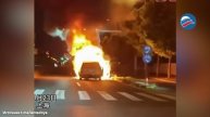 В Шанхае электромобиль LiXiang Mega вспыхнул во время движения