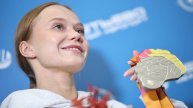 Гимнастка Ангелина Мельникова вернулась в Москву после триумфа на ЧМ в Джакарте