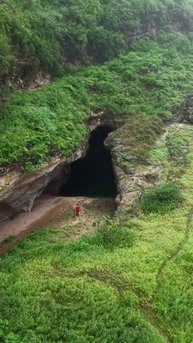 В горах Дофара на юге Омана встречаются скрытые пещеры,