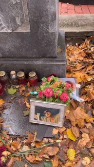 23 года назад умер Сергей Крутиков Михей и Джуманджи . Могила артиста на Ваганьковском 10.2025