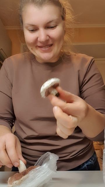 Нашла на даче шампиньоны)