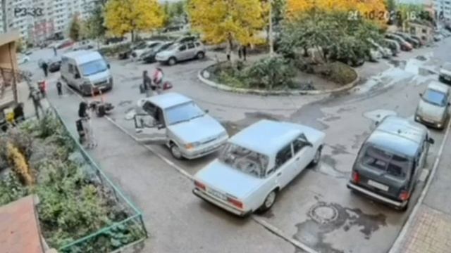 В Краснодаре разъяренный отец избил курьера, который случайно сбил его дочь во дворе