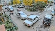 В Краснодаре разъяренный отец избил курьера, который случайно сбил его дочь во дворе