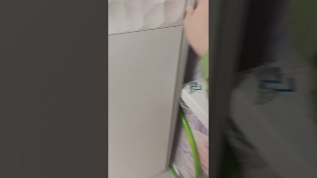 я показываю свою комнату в нашей новой квартире.