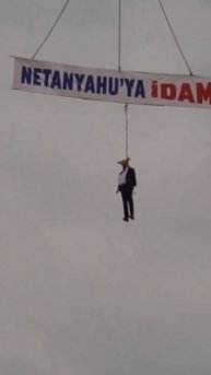 В Турции «казнили» Нетаньяху
В городе Трабзон местные жители повесили на строительный кран чучело,