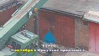 Кран провалился под землю в Красноярске