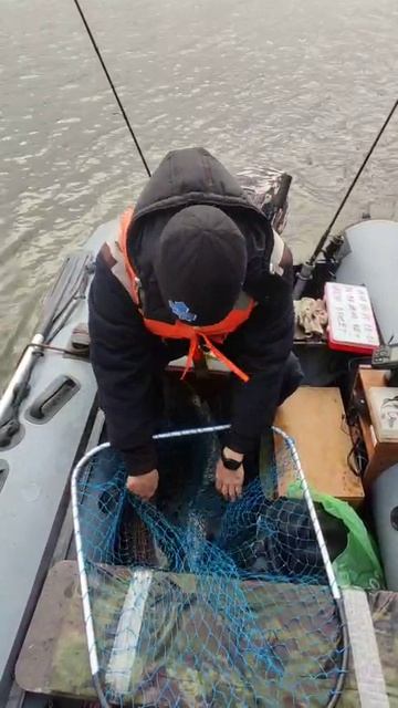 На рыбалке.