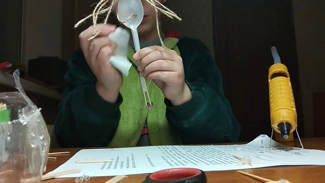 делоем поделку игрушку😂
