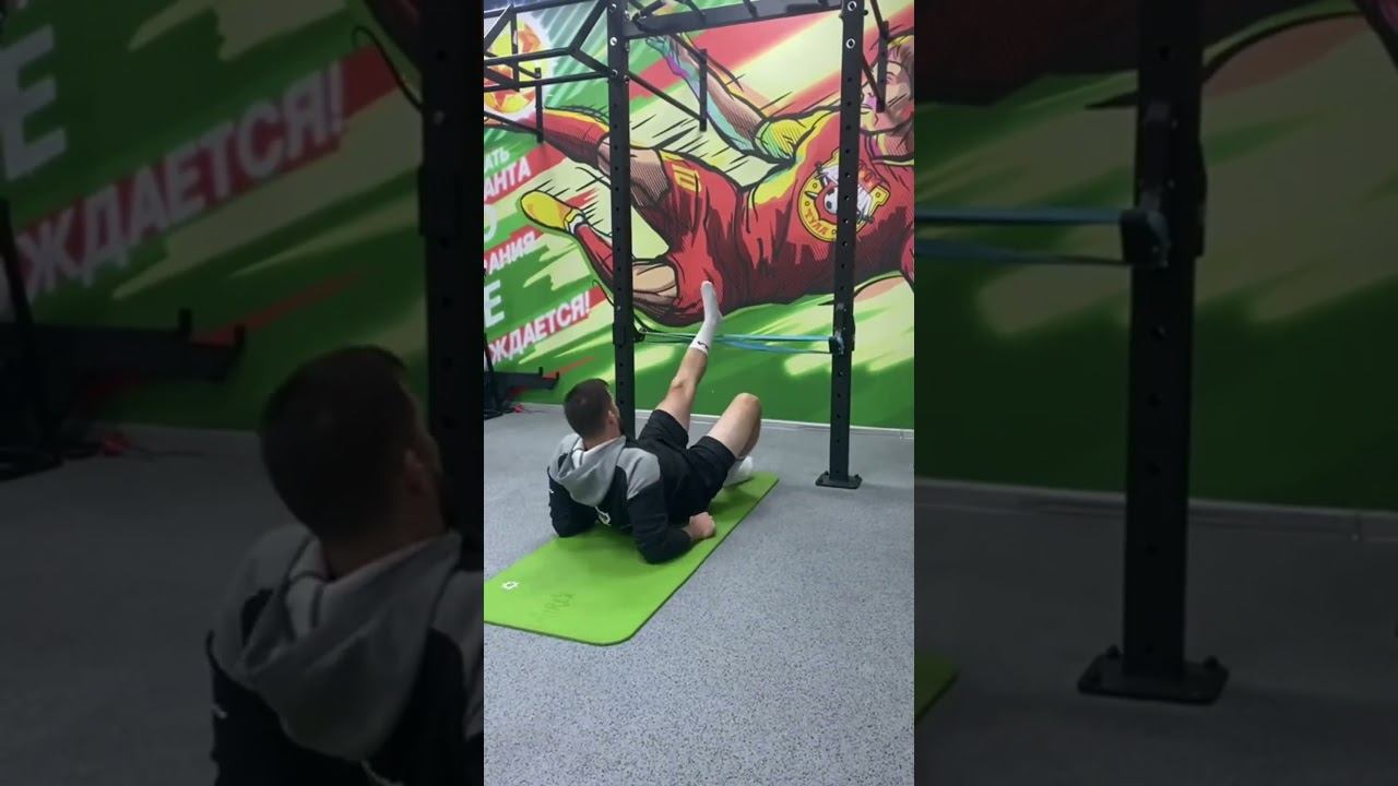 Удары по резине прямыми ногами в стойке на локтях