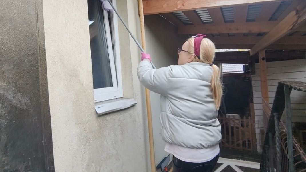 Я НЕНАВИЖУ МЫТЬ ОКНА И ИЗБЕГАЮ ЭТОЙ РАБОТЫ.НО БЕЗ ЭТОГО НЕ ОБОЙТИСЬ.МОЮ.